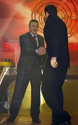Евгений Пашутин поздравляет Никиту Курбанова (фото М. Сербин)