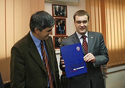 Андрей Ватутин подарил Жорди Бертомеу фотоальбом победного сезона-05/06   (фото М. Сербин)