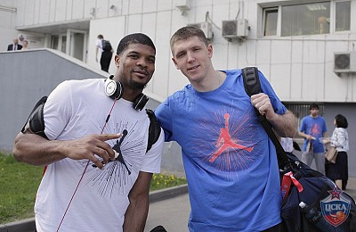 Kyle Hines and Victor Khryapa (photo: M. Serbin, cskabasket.com)