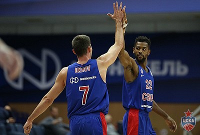 Ivan Ukhov and Cory Higgins (photo: M. Serbin, cskabasket.com)