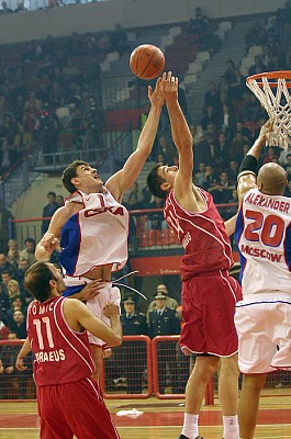 Мирсад Туркан борется за подбор с Багаричем (фото cskabasket.com)