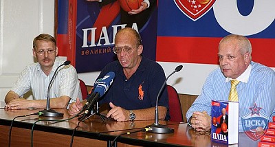 Роман Кудряшов, Леонид Володарский и Владимир Гомельский  (фото Ю. Кузьмин, cskabasket.com)
