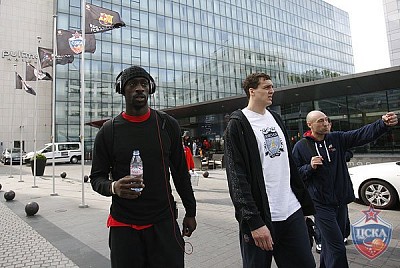 Попс Менса-Бонсу, Александр Каун и Андрей Орос (фото М. Сербин, cskabasket.com)