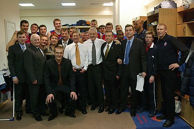 Первым правом посететь раздевалки после игры удостоился министр обороны (фото Г.Филиппов)