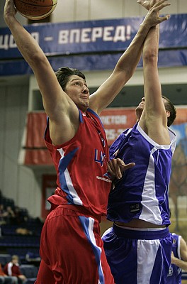 Никита Курбанов  забивает сверху (фото М. Сербин)