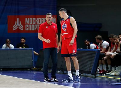 Андреас Пистиолис и Семён Антонов (фото: М. Сербин, cskabasket.com)