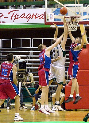 Bashminov and Khryapa against Weis (photo cskabasket.com)