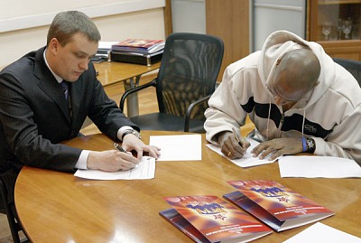Andrey Vatoutin and Oscar Torres (photo cskabasket.com)