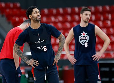 Мело Тримбл и Антон Астапкович (фото: М. Сербин, cskabasket.com)
