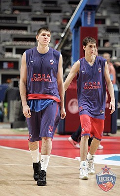 Viktor Khryapa and Alexey Shved (photo M. Serbin, cskabasket.com)