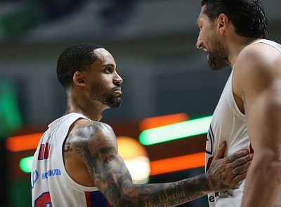 Мело Тримбл и Никита Курбанов (фото: М. Сербин, cskabasket.com)