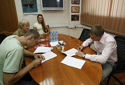 Подписание контракта (фото М. Сербин)
