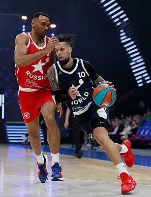 Дэниэл Хэкетт и Джоэл Боломбой (фото: М. Сербин, cskabasket.com)