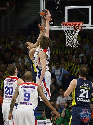 Andrey Kirilenko blocks the shot (photo: M. Serbin, cskabasket.com)