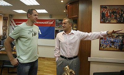 Андрей Ватутин показывает Ромунасу призы ПБК ЦСКА (фото М. Сербин)