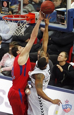 Viktor Khryapa blocks the shot (photo M. Serbin, cskabasket.com)