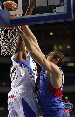 Дмитрий Соколов забивает сверху (фото М. Сербин, cskabasket.com)