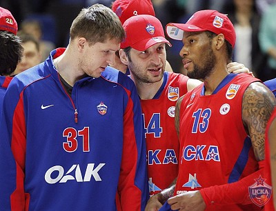 Viktor Khryapa, Theodoros Papaloukas and Sonny Weems (photo M. Serbin, cskabasket.com)