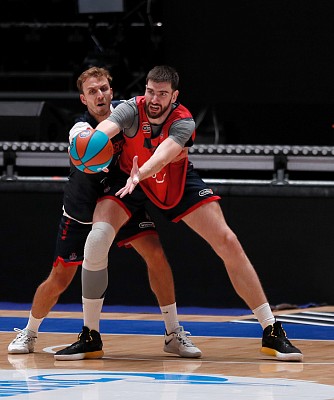 Андрей Десятников и Артём Комолов (фото: М. Сербин, cskabasket.com)