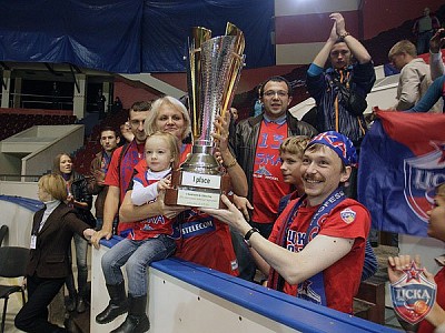 CSKA fans with Cup(photo M. Serbin, cskabasket.com)