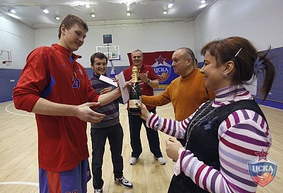 Наталия Фураева и Юрий Юрков награждают победителей соревнований (фото М. Сербин, cskabasket.com)