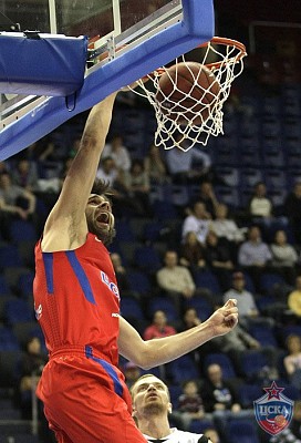 Milos Teodosic dunks the ball (photo M. Serbin, cskabasket.com)