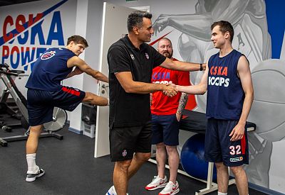 Андреас Пистиолис и Юрий Умрихин (фото: М. Сербин, cskabasket.com)