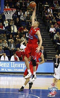 Viktor Khryapa dunks the ball (photo T. Makeeva, cskabasket.com)