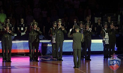 Образцовый военный оркестр почетного караула исполняет гимн России (фото М. Сербин, cskabasket.com)