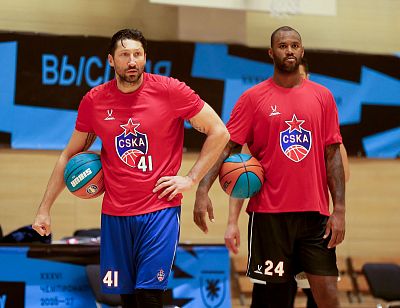 Никита Курбанов и Амат М'Бай (фото: М. Сербин, cskabasket.com)