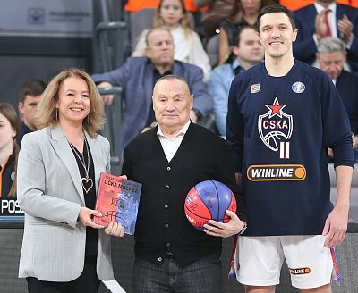 Наталия Фураева, Виктор Ганиенко и Семен Антонов (фото: М. Сербин, cskabasket.com)