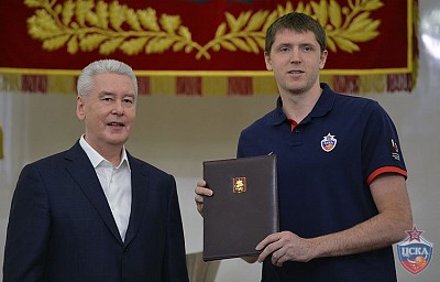 Сергей Собянин и Виктор Хряпа  (фото В. Астапкович/Россия Сегодня)