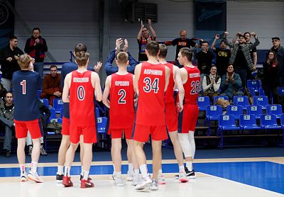 ЦСКА и болельщики ЦСКА (фото: М. Сербин, cskabasket.com)