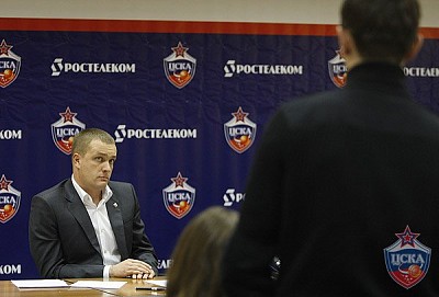 Андрей Ватутин слушает вопрос болельщика  (фото М. Сербин, cskabasket.com)