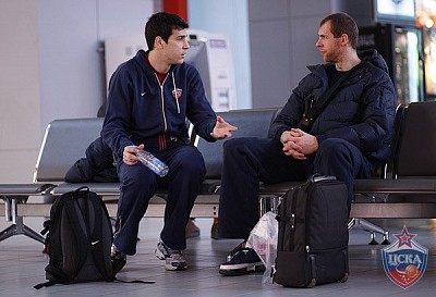 Никос Зисис и Рамунас Шишкаускас (фото М. Сербин, cskabasket.com)