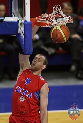 Ramunas Siskauskas dunks the ball (photo Y. Kuzmin, cskabasket.com)