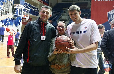 Виталий Фридзон и Виктор Хряпа (фото: М. Сербин, cskabasket.com)