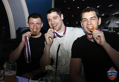 Виталий Фридзон, Григорий Шуховцов и Александр Гудумак (фото: М. Сербин, cskabasket.com)