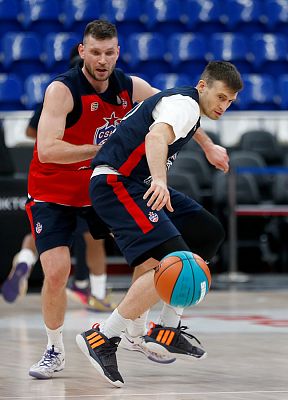 Иван Ухов и Алекса Аврамович (фото: М. Сербин, cskabasket.com)