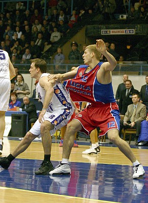Sergey Monya vs Sandis Buskevic (photo cskabasket.com)