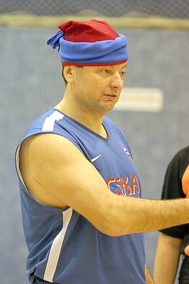 Сергей Кущенко возглавил офисную команду (фото cskabasket.com)