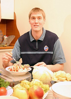 Специалист по салатам (фото cskabasket.com)