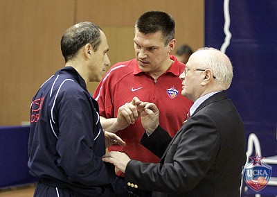 Этторе Мессина, Евгений Пашутин и Евгений Гомельский (фото М. Сербин, cskabasket.com)
