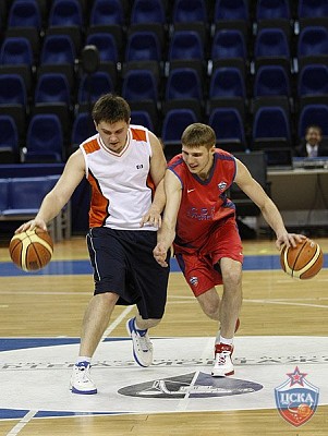 Игрок команды HP и Максим Захаров (фото М. Сербин, cskabasket.com)