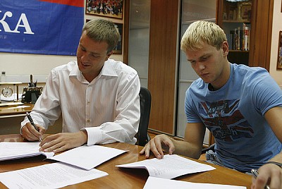 Подписание контракта  (фото cskabasket.com)