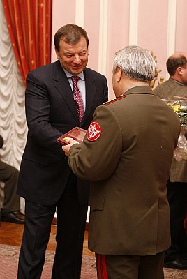 Николай Панков вручает медаль Сергею Кущенко (фото М. Сербин)