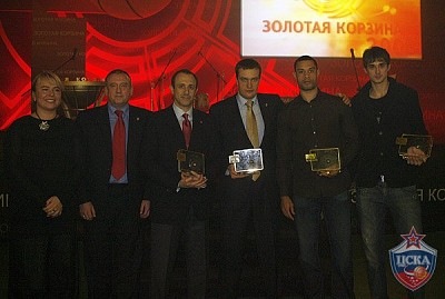 Natalia Furaeva, Yuri Yurkov, Ettore Messina, Andrey Vatutin, Trajan Langdon and Alexey Shved (photo M. Serbin, cskabasket.com)
