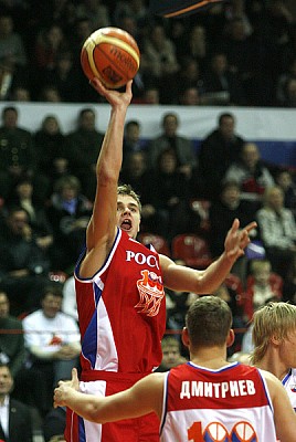 Егор Вяльцев стал самым результативным игроком матча (фото М. Сербин)