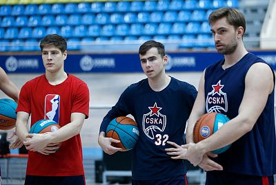 Владимир Карпенко, Юрий Умрихин и Руслан Абдулбасиров (фото: М. Сербин, cskabasket.com)