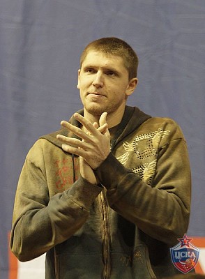 Viktor Khryapa greets the fans (photo M. Serbin, cskabasket.com)
